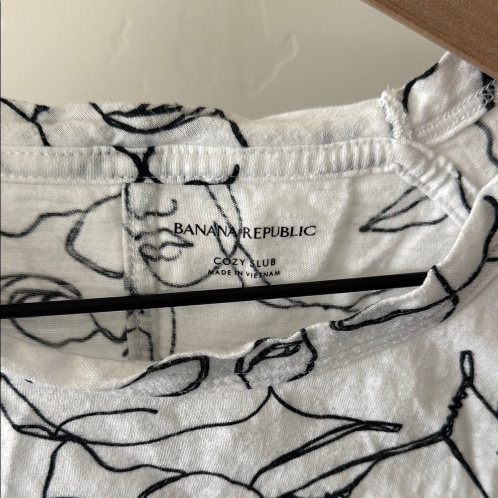 Banana Republic Black and White Graphic Polo T-Shirt - Picture 3 of 6